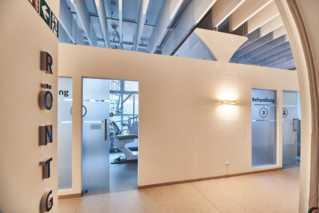 Eingangsbereich der Röntgenabteilung mit großen Buchstaben an der Wand