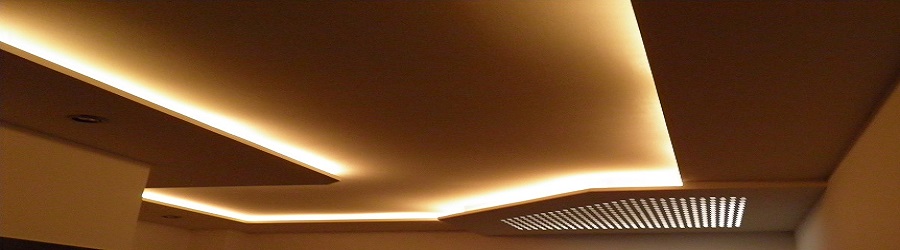 Decke mit mehreren Stufen und durchgehender indirekter Beleuchtung